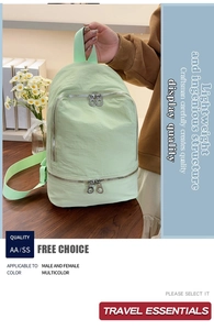 Détail du sac à dos en nylon vert menthe avec trois compartiments zippés et poignées