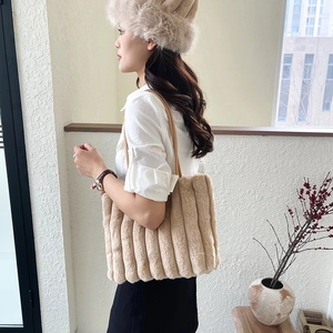 Set borsa tote e cappello alla pescatora in morbido peluche beige per l'inverno