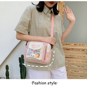 Détail du sac ita en toile rose avec fenêtre transparente et imprimé Hello Girl