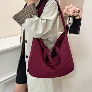 Burgundy minimalist large capacity canvas tote bag worn by model for daily commuting