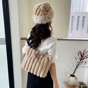 Dettaglio del cappello invernale in ecopelliccia beige e borsa di peluche coordinata