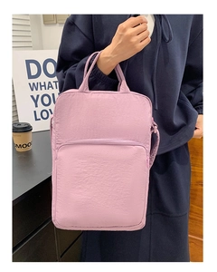 Dettaglio della borsa in tessuto Oxford lavanda con tasca con zip e manici corti