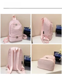 Vues détaillées montrant la texture du sac à dos en nylon rose, poches et bretelles