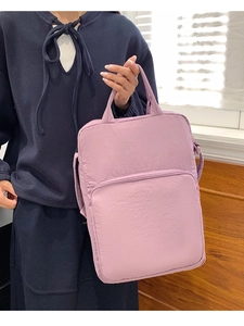 Dettaglio della borsa tote in tessuto oxford lavanda con tasca frontale per laptop