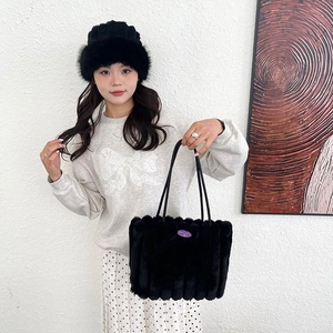 Set borsa e cappello in ecopelliccia con strisce verticali e manici neri sottili