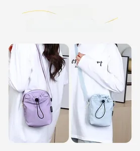 Borsa porta borraccia e tracolla per cellulare in nylon viola e blu da donna