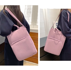Vista dettagliata della borsa tote rosa in tessuto Oxford con spallacci e tasca con zip