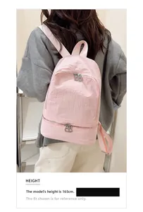 Sac à dos rose en nylon pour étudiants sur un mannequin de 165cm pour la taille