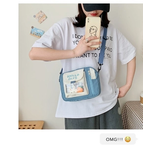 Détail du sac bandoulière en toile bleu et blanc avec imprimé Hello Girl et peluche lapin