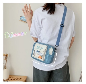 Détail du sac bandoulière en toile avec couleurs contrastées et peluche lapin mignon