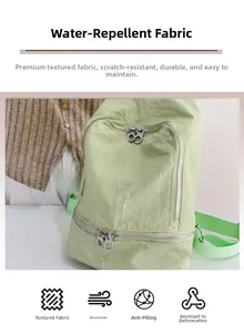 Détail du tissu résistant à l'eau avec gouttes sur le grand sac à dos décontracté