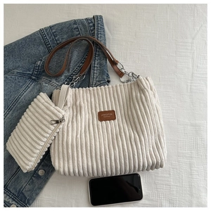 Détail du sac cabas en velours côtelé et pochette avec lanières en cuir et chaîne