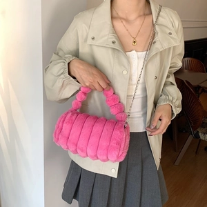 Sac à main cylindrique en fausse fourrure rose avec chaîne argentée et poignée