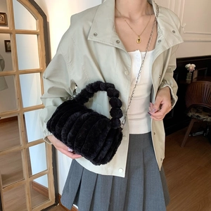 Sac à main noir en fausse fourrure peluche avec texture rayée et bandoulière chaîne