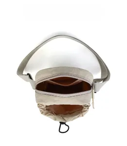 Vista dall'alto della borsa a tracolla beige in nylon con scomparto principale ampio