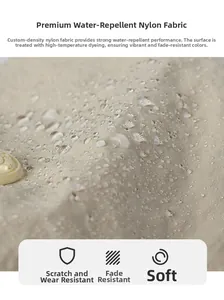Dettaglio del tessuto in nylon beige impermeabile con gocce d'acqua su superficie antigraffio