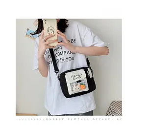 Détail du sac bandoulière en toile avec broderie HELLO Girl et fenêtre lapin