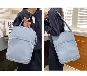 Borsa tote trapuntata in tessuto Oxford blu con doppi manici e tasca con zip
