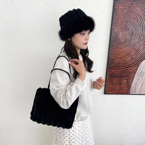 Set coordinato di cappello a secchiello e borsa tote in ecopelliccia nera su modella
