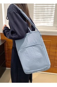 Dettaglio della borsa tote in nylon azzurro ad alta capacità con ampia tracolla comoda