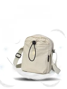 Dettaglio della borsa a tracolla in nylon ultraleggero da 96g con cinturino regolabile
