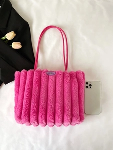 Dettaglio borsa tote in peluche rosa con trama a righe verticali e logo Fashion Girl
