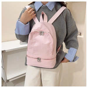 Détail d'un sac à dos en nylon rose clair avec texture de tissu imperméable haute densité