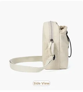 Vista laterale della borsa a tracolla in nylon con cerniera e dettaglio con coulisse nera