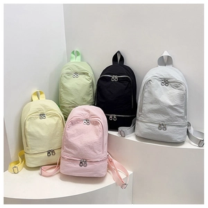 Détails des cinq coloris et des compartiments multicouches pour ce sac à dos de loisirs en nylon