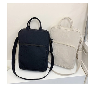 Borse tote trapuntate in nero e beige con tracolle regolabili e tasche con cerniera