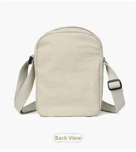 Vista posteriore dettagliata della mini borsa a tracolla in nylon beige con cinturino