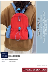 Details eines leichten Rucksacks in Rot und Blau mit seitlichen Kordelzugtaschen