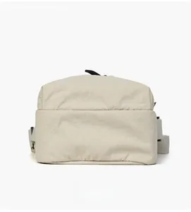 Vista inferiore piatta rettangolare della borsa a tracolla in nylon con cuciture