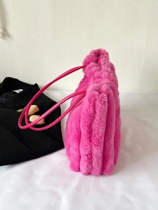 Dettaglio della borsa tote in ecopelliccia rosa con morbida trama di peluche a righe