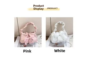 Detailansicht der rosa und weißen Faltenhandtaschen mit Netzschleifen und Ketten