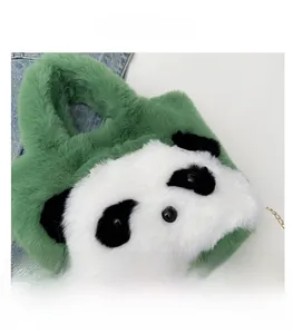 Détail du sac seau en peluche vert forêt avec broderie panda et fine chaîne dorée