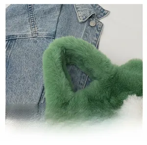 Gros plan détaillé de la texture en fausse fourrure verte du sac seau élégant