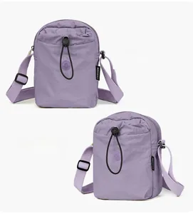 Dettaglio borsa a tracolla in nylon viola con tracolla regolabile e chiusura a coulisse