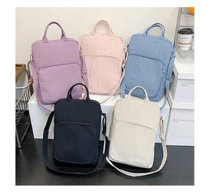 Borse tote in nylon in cinque colori con texture stropicciata e ampi spallacci