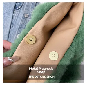 Détails des fermoirs magnétiques en métal sur un sac en peluche avec doublure texturée beige