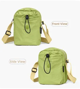 Dettaglio della borsa a tracolla in nylon verde avocado con tasche frontali e laterali