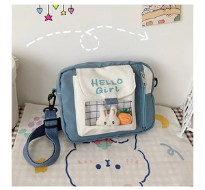 Détail d'un sac en toile avec fenêtre PVC transparente contenant un petit lapin peluche