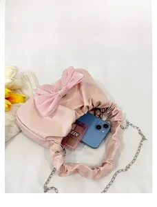 Rosa Plissee-Handtasche mit Schleife zeigt Innenraum für Handy und Make-up-Produkte
