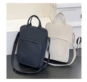 Grandi borse tote in nylon nero e crema con tracolle regolabili e ampie tasche anteriori