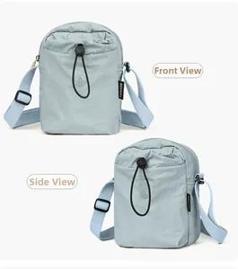 Dettagli della borsa a tracolla in nylon azzurro con tasca a coulisse e zip protetta