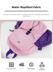 Detail des wasserabweisenden Materials mit Wassertropfen auf dem pink-violetten Rucksack