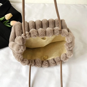 Dettaglio della borsa tote in peluche con chiusura magnetica dorata e morbido tessuto