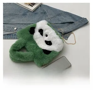 Vue détaillée du sac panda en peluche vert avec sa bandoulière en chaîne dorée chic