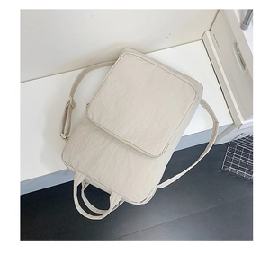 Vista dettagliata della borsa porta PC beige in tessuto Oxford con tasca anteriore