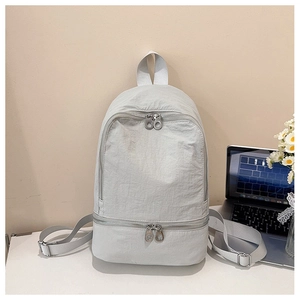 Vue détaillée du sac à dos gris clair minimaliste avec plusieurs poches zippées pratiques